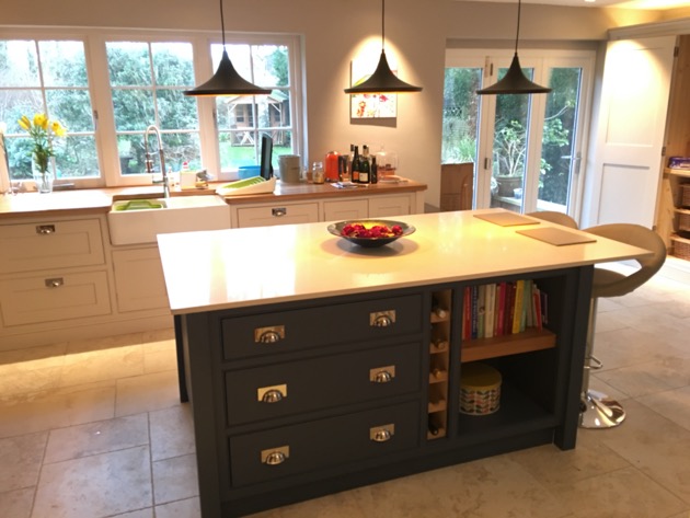 Island unit with quartz worktop and breakfast bar
